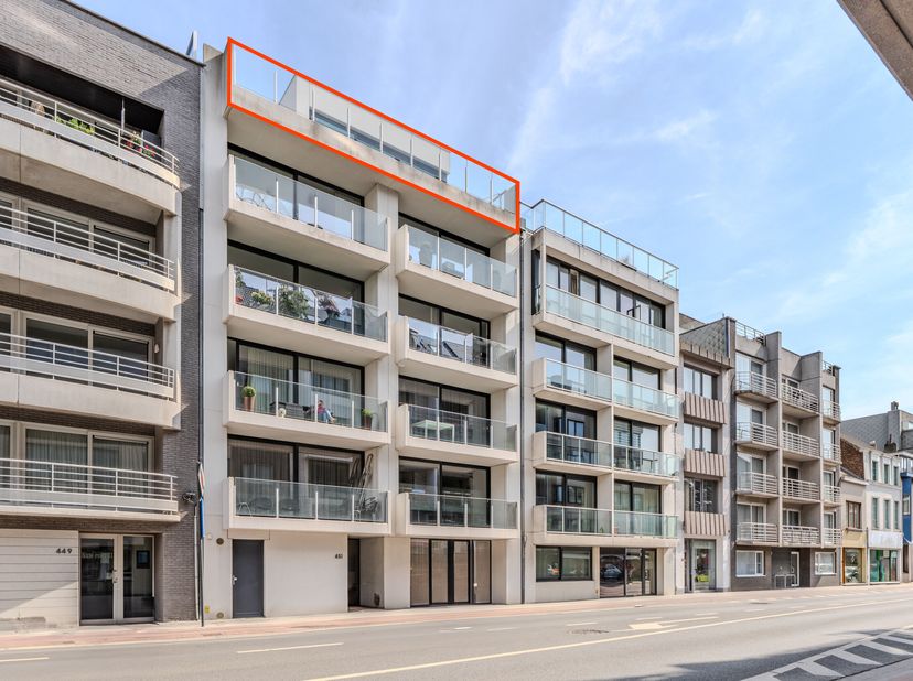 Ce magnifique appartement sur le toit (103 m²) à vendre est situé au cinquième étage de la récente résidence Astor, le long de la Nieuwpoortsesteenweg