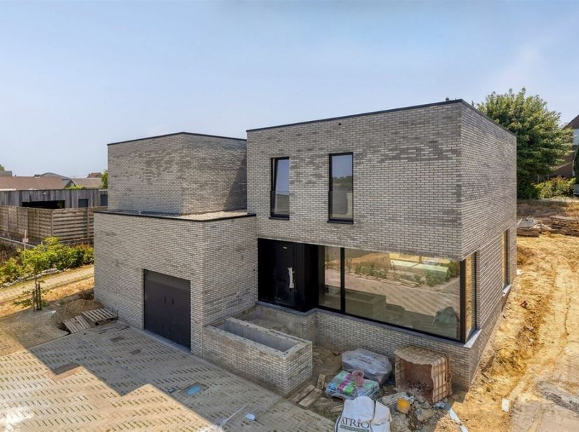 Belle maison nouvelle construction (2025) dans un quartier calme et résidentiel à Overijse, actuellement en phase finale de finition. Le LOT 2 est act