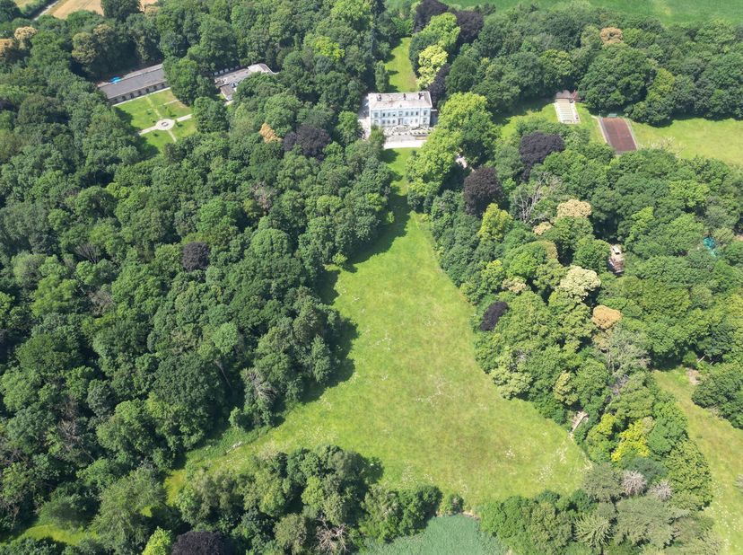 COFIM vous présente en exclusivité le Château de Prelle également connu sous le nom de Château de la Cour au bois.Le Château, construit en 1842, de st