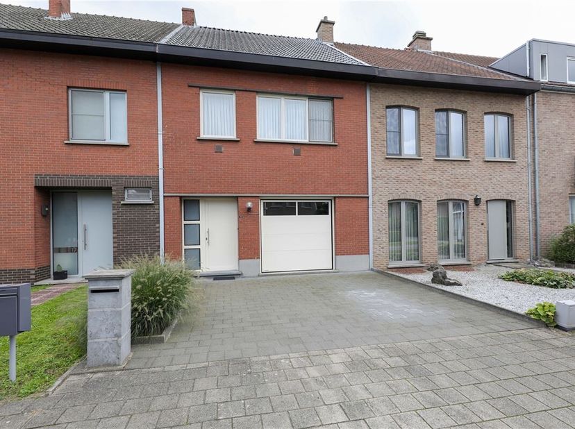 Goed onderhouden gezinswoning met 3 slaapkamers rustig en centraal gelegen&lt;br /&gt;
Omgeving:&lt;br /&gt;
+ Rustig gelegen in een kindvriendelijke wijk&lt;br /&gt;
+