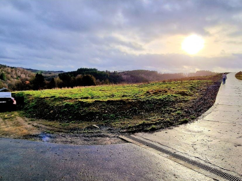 In het hart van de Ardennen, in het charmante en toeristische Achouffe, bieden wij dit mooi gelegen hoekperceel aan in een recente en rustige verkavel