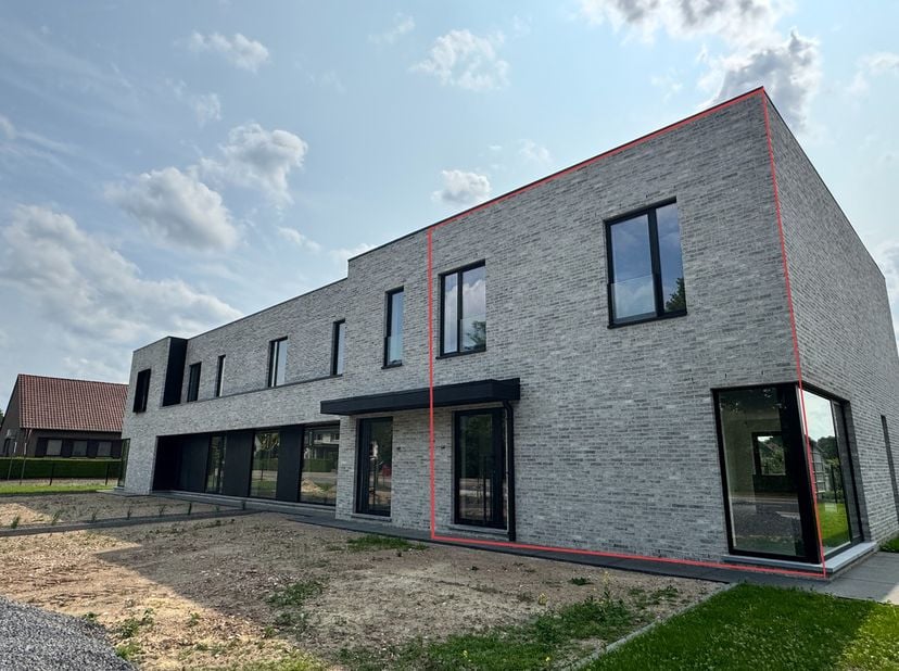 Deze prachtige nieuwbouwwoning van 130m² biedt alle comfort van vandaag in een stijlvolle en energiezuinige uitvoering. De ideale gezinswoning met een