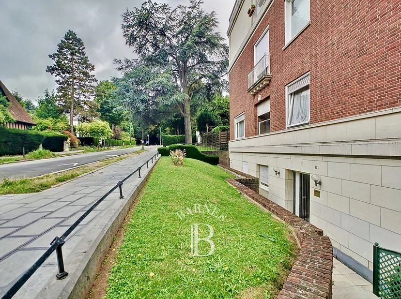 Barnes vous propose cet espace de bureaux avec son entrée individuelle d&#039;une surface totale de 72m2, entièrement rénové. Le hall d&#039;entrée (10m2) au bo