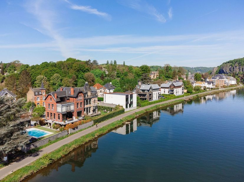 WÉPION, aan de oevers van de Maas op een rustige locatie, prachtige MOSANE VILLA (5bed/3bath) gebouwd op 10,59 hectare grond. Op de begane grond leidt