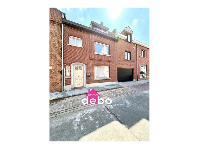 We vinden deze woning in het levendige Lauwe.&lt;br /&gt;
&lt;br /&gt;
We komen de woning binnen in de inkomhal met toegang tot de leefruimte en de droge kelder.&lt;