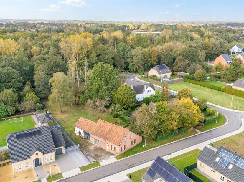 Ruime bouwgrond van 23a 55ca met te renoveren woning.&lt;br /&gt;
Ligging: Deze hoeve, gelegen aan de Caetsbeek, bevindt zich op een toplocatie in Genk. Op