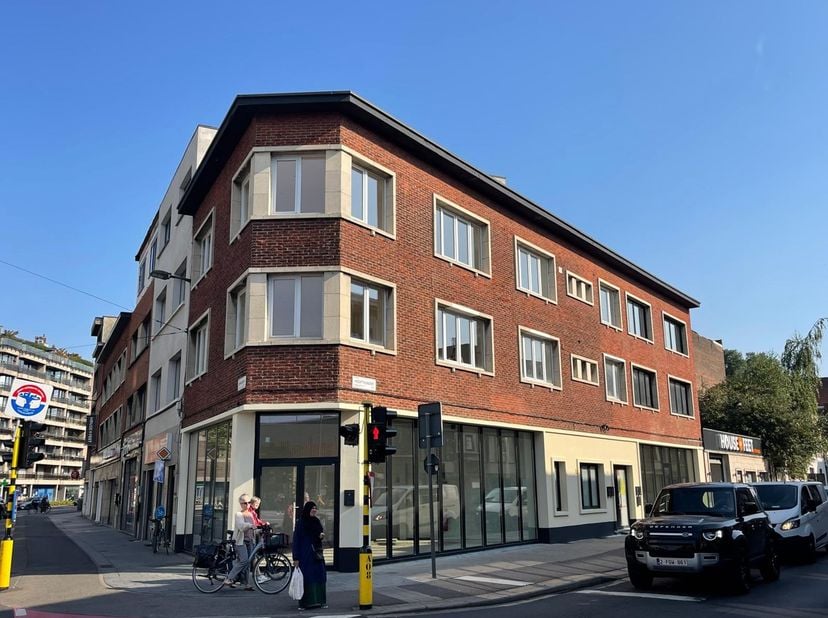 Gerenoveerd lichtrijk appartement op centrale ligging vlakbij winkels, openbaar vervoer, grote verbindingswegen,... Het appartement is zeer lichtrijk