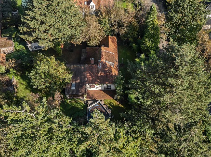 Cette charmante maison de campagne, située dans la verdoyante Laethem-Saint-Martin près de Gevaert-Minne, offre une oasis de paix et d&#039;intimité sur un