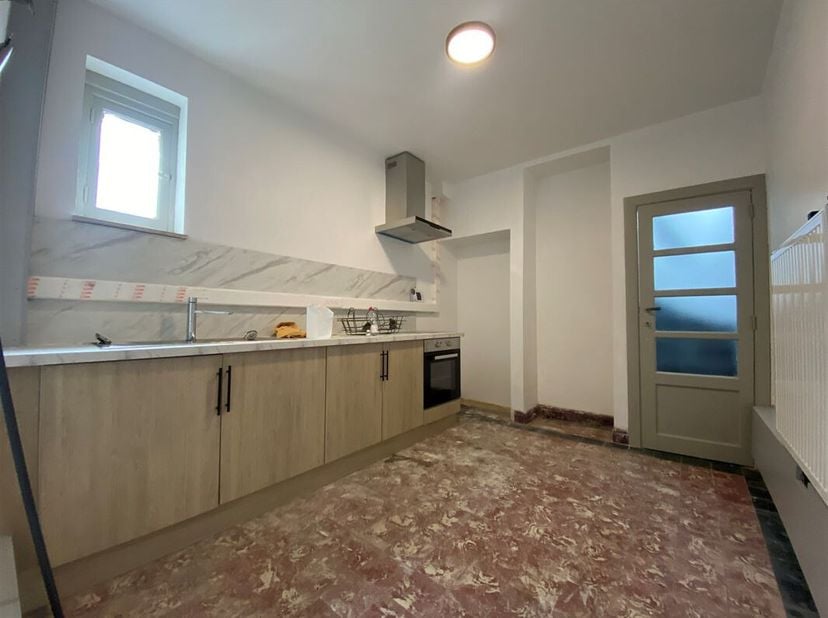 Duplex appartement van +/- 33m² met 1 slaapkamer gelegen in het centrum van Doornik.&lt;br /&gt;
De woning bevindt zich op de begane grond van een gebouw en