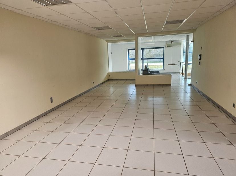 Dit pand is gelegen in een gebouw met diverse kantoorruimtes en gemeenschappelijke inkomhal. Het is ingedeeld in een kantoorruimte met open keukentje