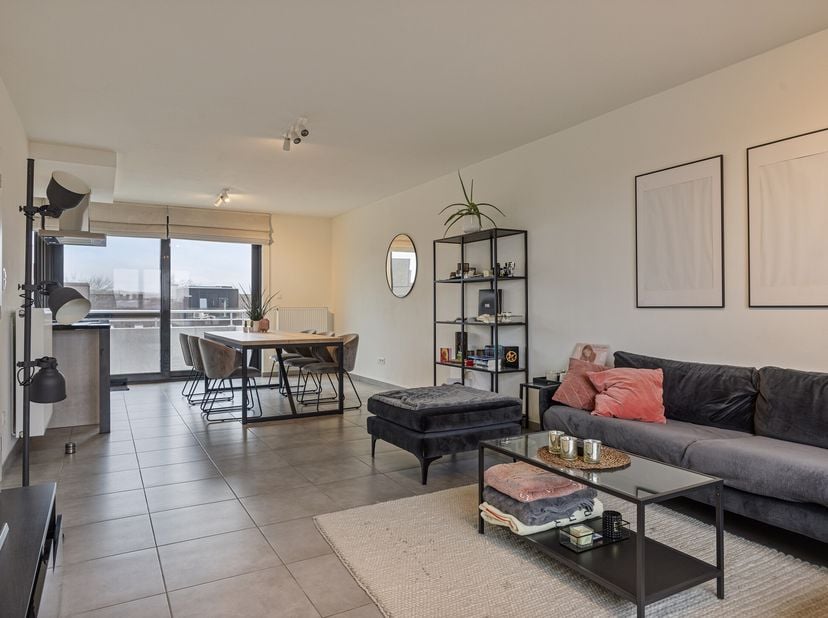 Cet appartement duplex récent à vendre à Gand est situé aux 4ème et 5ème étages de la résidence ADORIA et est parfaitement prêt à emménager. Le bâtime