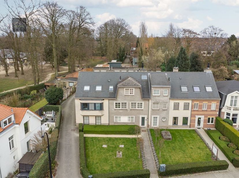Ontdek dit charmante gelijkvloers appartement centraal gelegen in Hove. Met een bewoonbare oppervlakte van 105 m² biedt deze woning alle ruimte en com