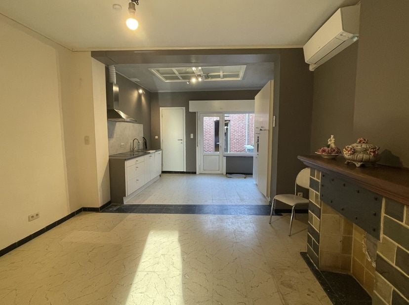 Op een steenworp van Leuven centrum, de E314, Imec, UZ Leuven, etc. treft u deze instapklare woning met 2 slaapkamers met mogelijkheid tot extra zolde