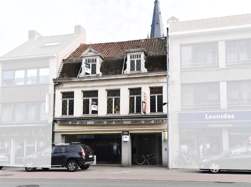 Te moderniseren handelswoning op 220 m² met 2 kelders, op het gelijkvloers handelsgedeelte, leefruimte, keukentje. Op het verdiep zijn 4 slaapkamers e