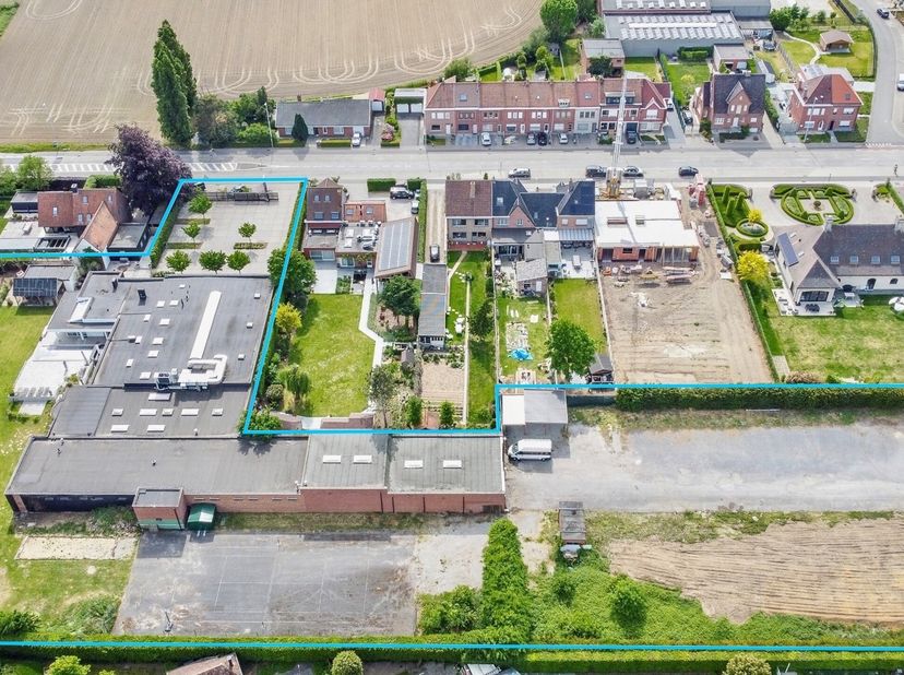 TOPGELEGEN BEDRIJFSGEBOUW met KANTOREN, PARKING, ATELIER (industriezone)(uitweg achteraan), BOUWGROND/KMOGROND en BEDRIJFSWONING (met zwembad). COMMER