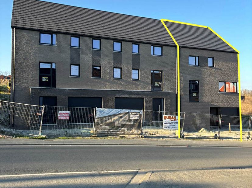 Maison neuve (3 façades) vendu en gros uvre fermé&lt;br /&gt;
Découvrez cette maison bel-étage en gros uvre à terminer selon vos envies, située dans un tout