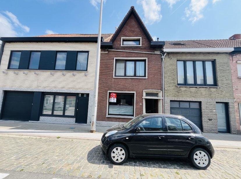 Troeven: Ruime, onderhoudsvriendelijke tuin Goede verbinding met autosnelwegen Nabij winkels en scholen Extra kamers op zolder Deze charmante en goed