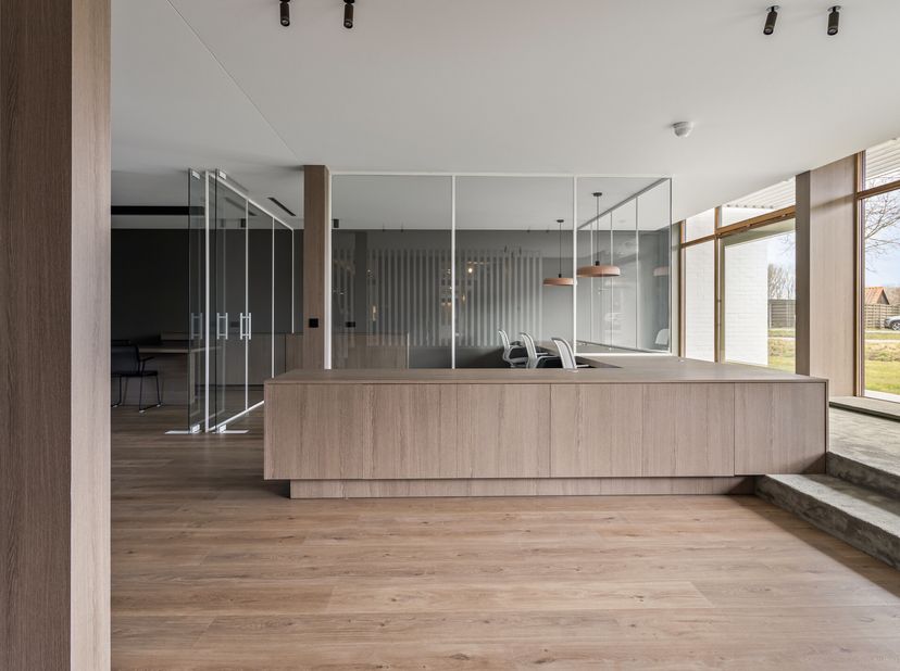 Bureaux modernes et élégants à louer à Zedelgem&lt;br /&gt;
Ce bel espace de bureau de 180 m² offre un environnement de travail moderne et professionnel ave