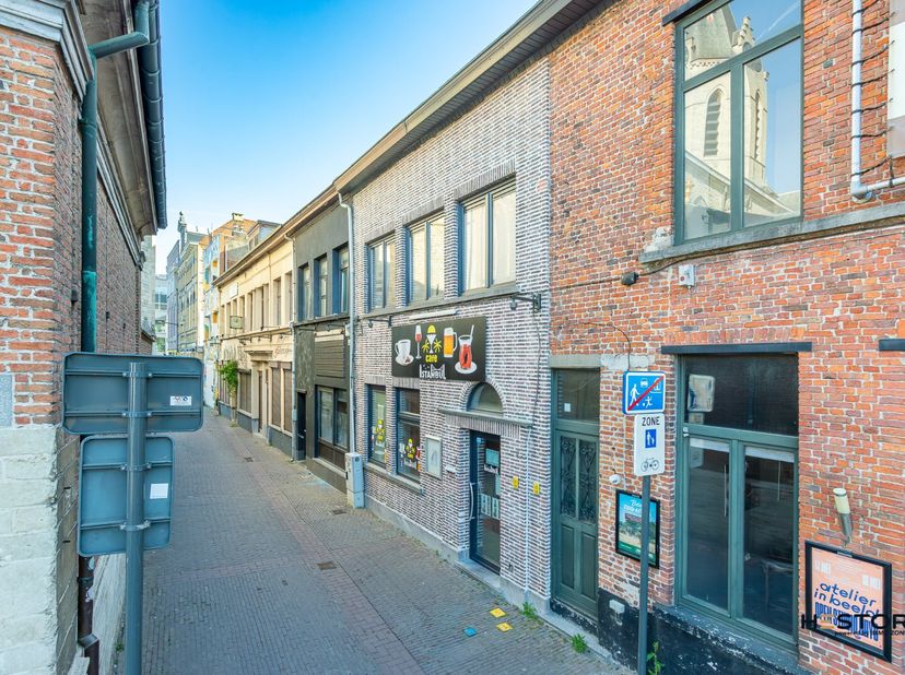 Bent u op zoek naar een perfect gelegen handelsruimte? Dan is dit pand precies wat u zoekt!&lt;br /&gt;
Gelegen in het bruisende hart van Sint-Niklaas, bevi