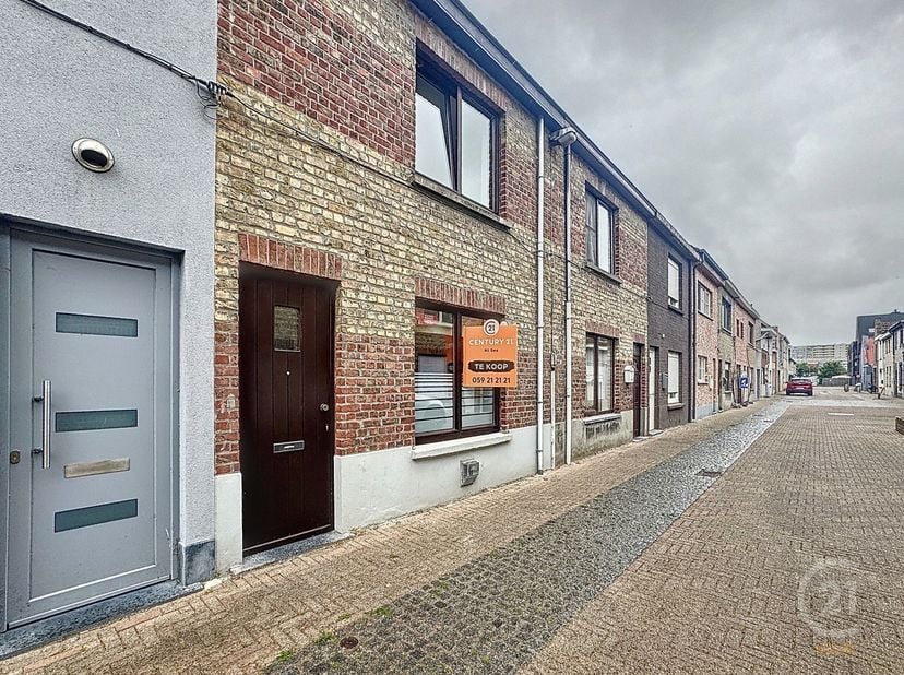 Instapklare woning met inkomhal, berging, lichtrijke woonkamer met veranda, zuidgerichte tuin met achteringang. Aansluitend vind je de keuken en badka