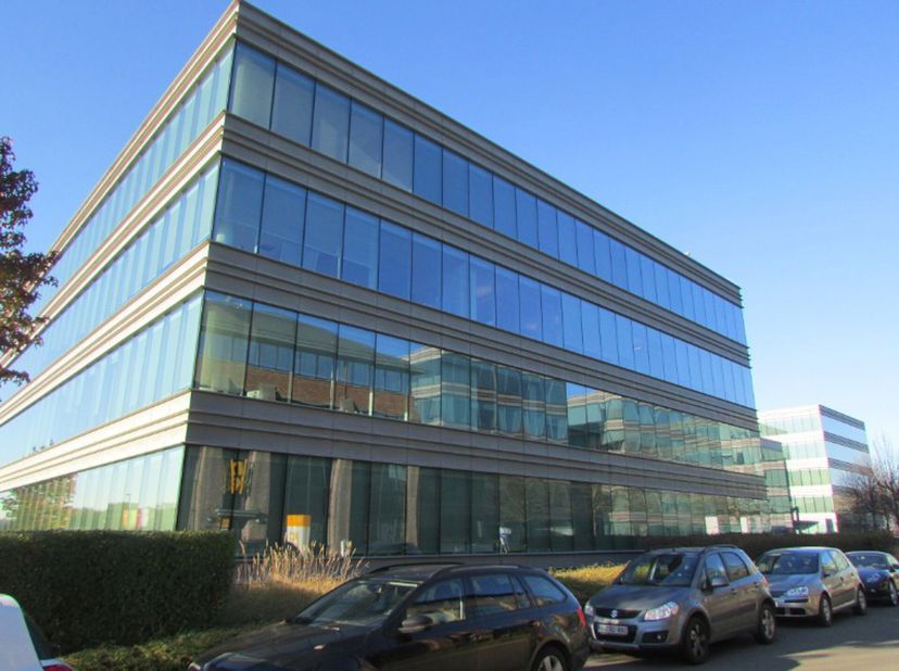 Espace de bureau haut de gamme à louer. Belle vue, une architecture moderne et un restaurant du personnel sur place. Facilement accessible en voiture