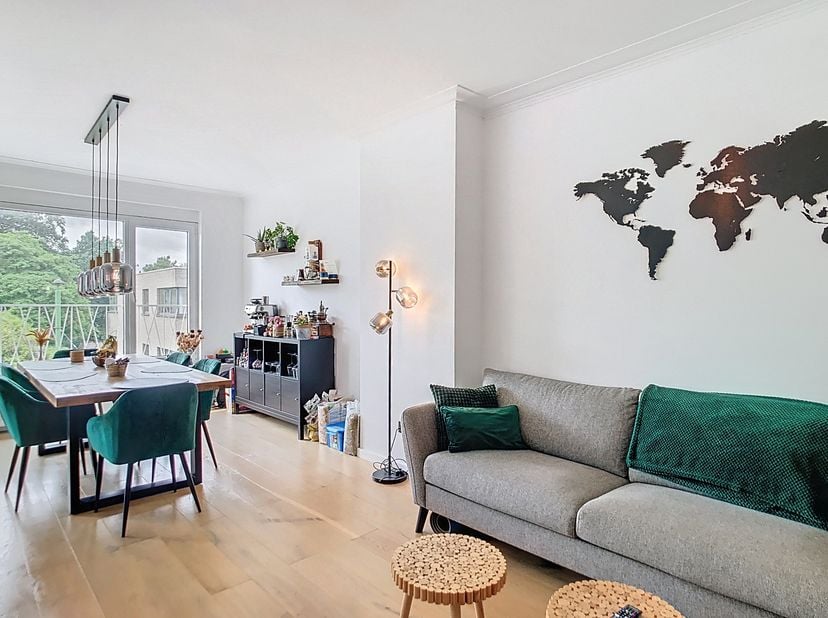 Cet appartement récemment rénové au deuxième étage offre un mélange de confort et de style. L&#039;espace de vie spacieux, entouré de lumière naturelle, co