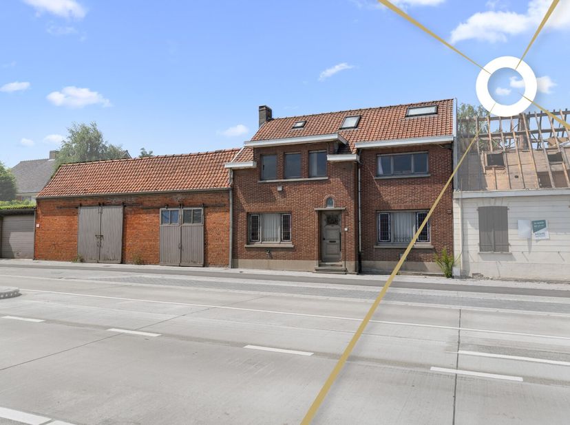 Ontdek deze unieke eigendom te Moorslede: een ruime woning met karakter én een grote loods van meer dan 200 m², ideaal voor zelfstandigen, hobbyisten