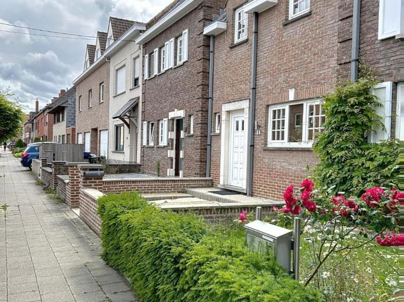 Instapklare woning op een gunstige locatie, bestaande uit een inkomhal met gastentoilet, lichtrijke leefruimte met eet- en zithoek, volledig uitgerust