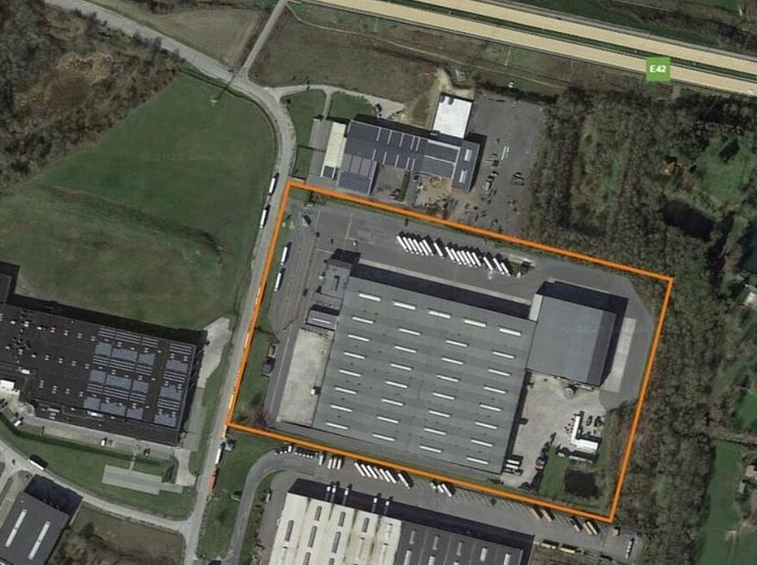 Op zoek naar een direct beschikbare logistieke ruimte op een toplocatie? Dit magazijn in Courcelles biedt 28.964m² aan flexibel in te delen opslagruim