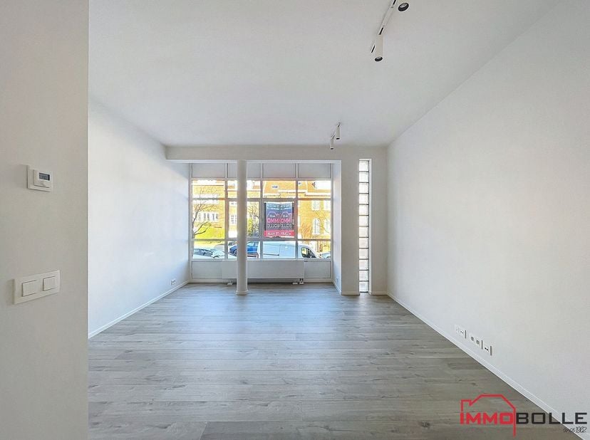 Quartier Chant d&#039;Oiseau et à proximité de toutes les facilités, magnifique appartement rénové de +/- 81m² (selon CPEB) + terrasse et jardin situé au 1