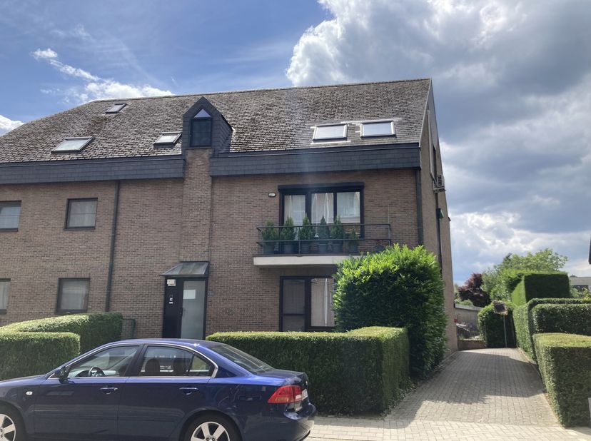 Zeer rustig gelegen gelijkvloers appartement nabij het centrum van Mol. Indeling: inkomhal, ruime woonkamer, ingerichte keuken, 2 slaapkamers, badkame
