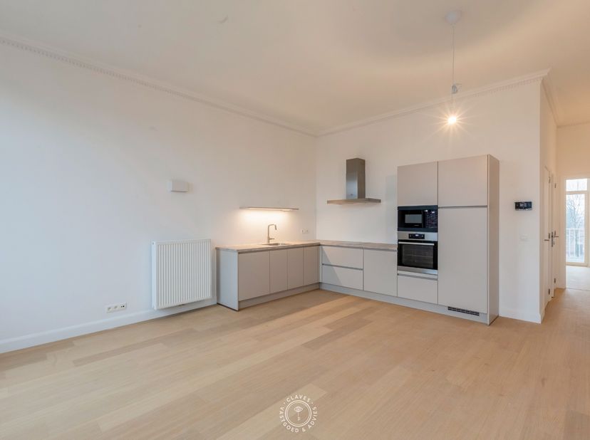 Op de tweede verdieping van een recent volledig gerenoveerde residentie bevindt zich dit prachtig afgewerkte appartement, dat via de lift vlot toegank