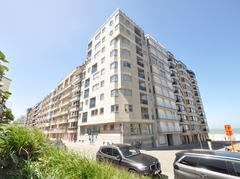 Cet appartement meublé est situé à deux pas du club de voile RBSC à Duinbergen, sur le côté ensoleillé de la Engelsestraat. Il dispose d&#039;un salon conf