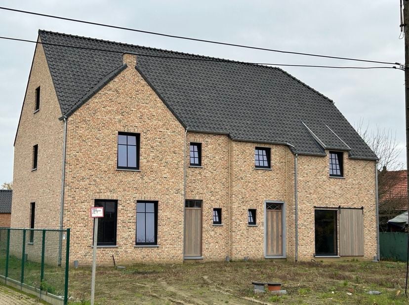 NIEUWBOUW PASTORIJWONING MET 4 SLAAPKAMERS NABIJ HET CENTRUM VAN NEEROETEREN!&lt;br /&gt;
&lt;br /&gt;
Deze halfopen nieuwbouwwoning (links) omvat op het gelijkvl