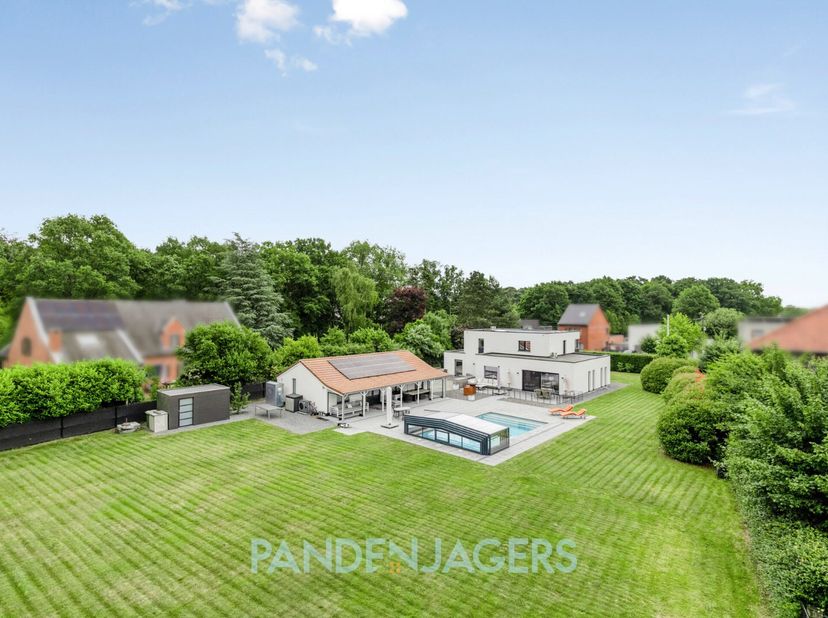 Deze hoogwaardig afgewerkte villa (274 m2) werd in 2020 omgebouwd naar een hypermodern pand, voorzien van alle hedendaagse technieken.&lt;br /&gt;
Zo zijn e