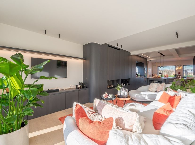 Belle maison individuelle rénovée avec goût dans un emplacement de premier choix dans la rue Kalf à Knokke.&lt;br /&gt;
Disposition : Hall d&#039;entrée avec toi