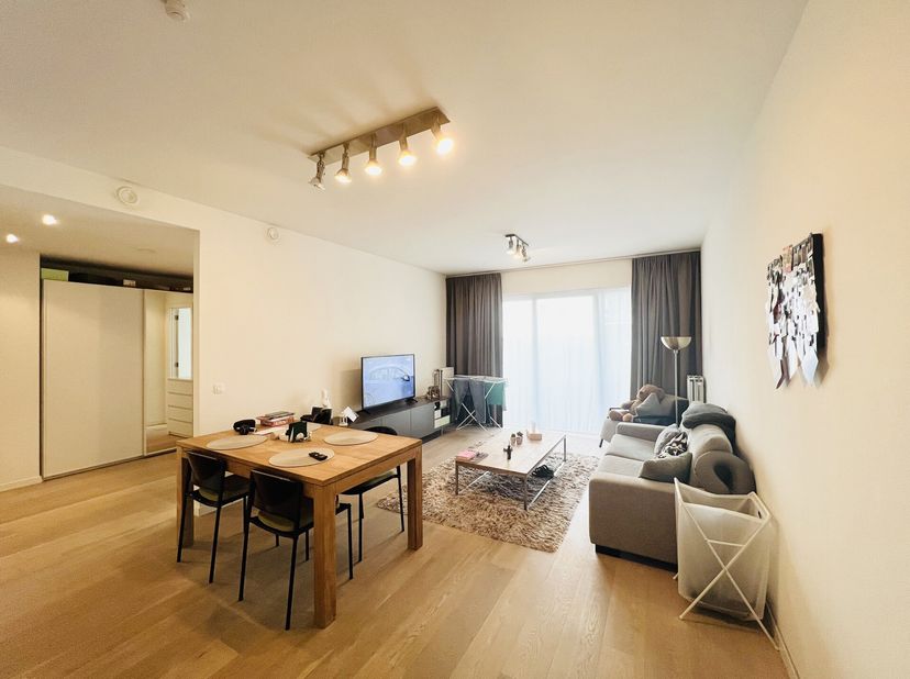 EVERE, idéalement situé à proximité de l&#039;OTAN et des facilités, moderne APPARTEMENT MEUBLÉ (1Ch/1Sdb) de ± 70 m² avec terrasse et parking intérieur. A
