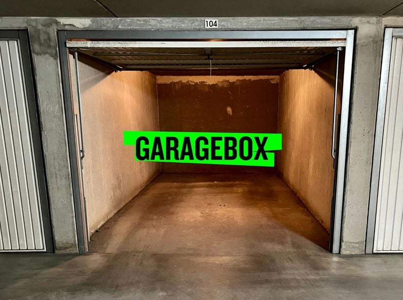 Ce garage box est situé dans un endroit extrêmement central à Knokke, près de la Zeedijk.&lt;br /&gt;
Le complexe de garages est accessible par un portail a