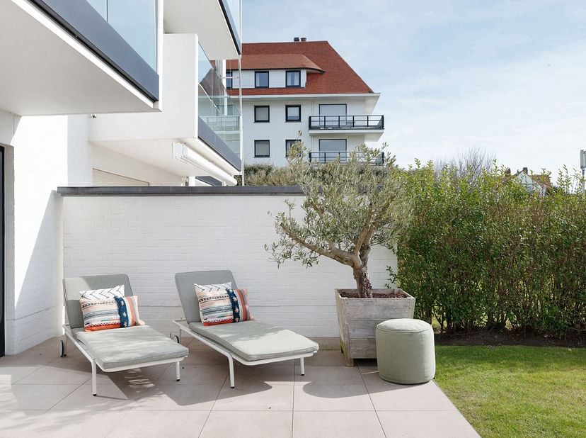 Voici lune de ces rares perles sur la Digue de Knokke, avec une allure et un style uniques.&lt;br /&gt;
Ce splendide appartement en duplex, situé dans la ré