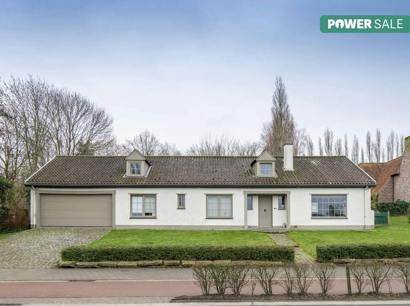 INDELING: &lt;br /&gt;
Gelijkvloers: &lt;br /&gt;
- inkomhal met gastentoilet&lt;br /&gt;
- leefruimte met open zicht en houthaard&lt;br /&gt;
- aparte keuken met toegang tot