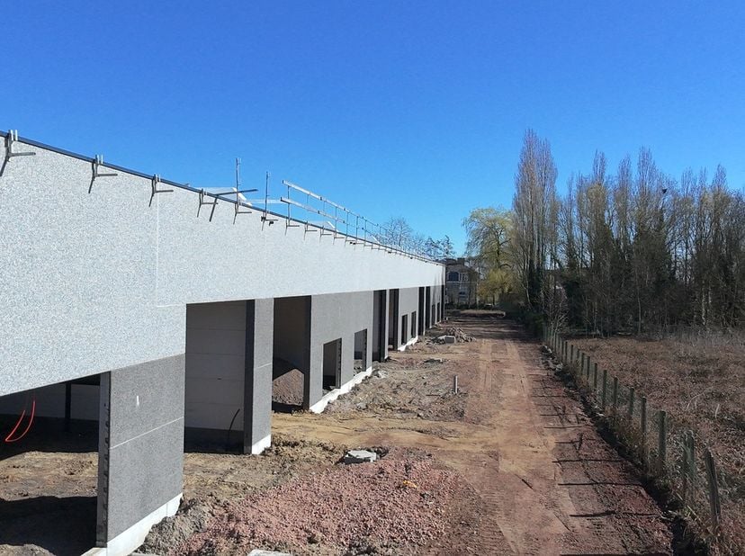 Nieuwbouw kmo unit, in project dat omvat 14 kmo gebouwen met oppervlaktes tussen 180m² en 252m². Volgens het gewestplan gelegen in zone voor ambachtel