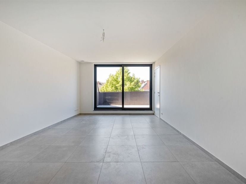 Deze prachtige residentie bestaat uit 4 appartementen + op de gelijkvloerse verdieping een handelsruimte. De appartementen variëren met opp. tussen 95