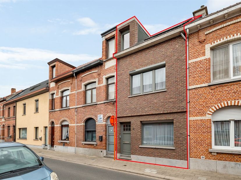 Deze gezellige en verrassend ruime woning bevindt zich in de Schoolstraat, centraal gelegen in Sint-Niklaas. Je woont hier op wandelafstand van winkel