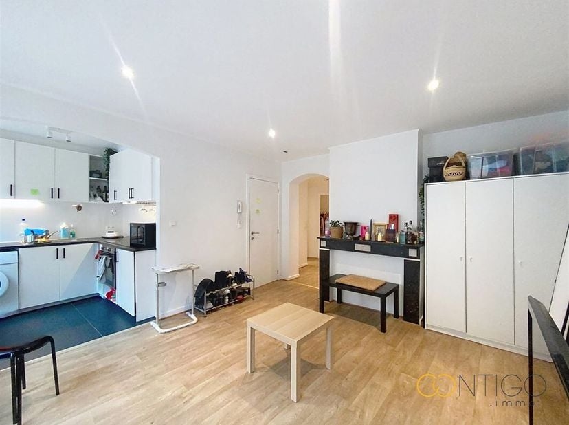 Contigo. Immo vous présente ce très charmant appartement non meublé de +/- 48m² situé au deuxième étage dans une rue piétonne du quartier du Sablon. I