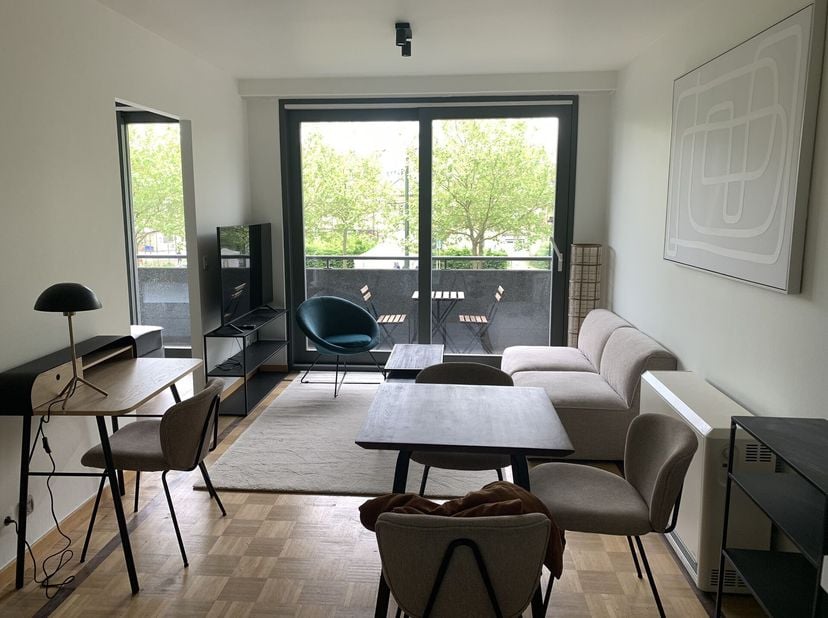 Bel appartement meublé de +- 45m² habitables composé de :&lt;br /&gt;
- 1 chambre en parquet&lt;br /&gt;
- 1 salle de bain&lt;br /&gt;
- 1 toilette séparée&lt;br /&gt;
- 1 be