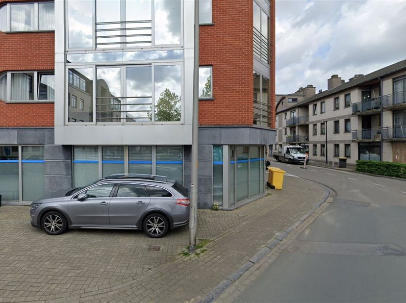 Découvrez cet espace commercial exceptionnel de 90 m² au coeur du Kortenberg, parfait pour diverses activités professionnelles. L&#039;immeuble dégage une