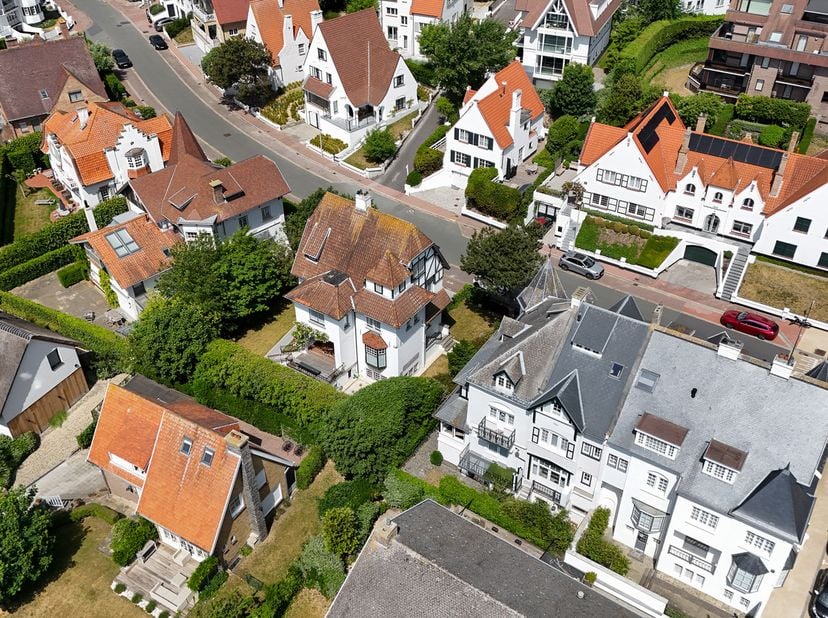 Deze prachtige, ruime villa straalt een ongekende charme uit en geniet van een uitstekende locatie in Duinbergen.&lt;br /&gt;
&lt;br /&gt;
De villa zelf ademt een