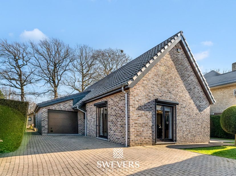 Voor meer info en fotos, surf naar www.swevers.be  In een rustige woonwijk in Molenstede, op de Hongarijenstraat 24, vindt u deze charmante bungalow m