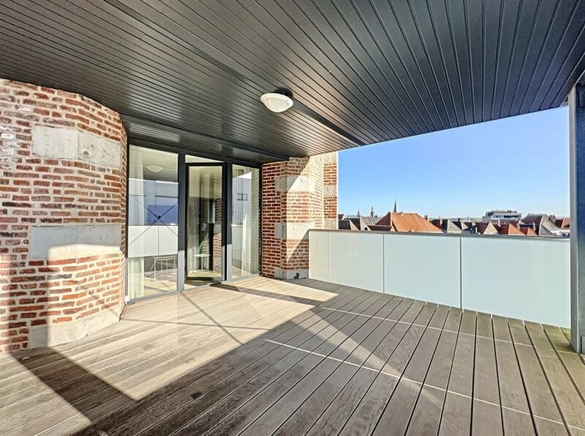 En plein coeur du centre ville de Tournai, à deux pas de la Grand Place, superbe appartement de 350 m2 au 2ème étage d&#039;une église entièrement réhabili