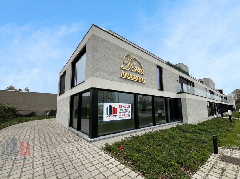 Ce nouveau bureau haut de gamme de 218 m², situé à Lochristi, offre une excellente opportunité aux entreprises à la recherche d&#039;un lieu de travail mod